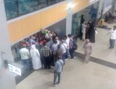 تكدس مسافرين أمام مكتب شركة طيران عربية ألغت رحلتين دون إخطار عملائها