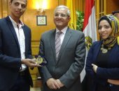 بالصور .. رئيس جامعة المنيا يكرم طالب أوسكار أصغر إعلامى 