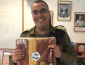 أفيخاى أدرعى يحمل عباءة وسبحة.. ويدعى: وصلتنى هدية من الحج