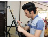 شاب يبدع فى عمل رسومات ثلاثية الابعاد على الورق