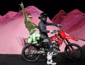  شاهد كيف حيت ريهانا جمهورها بعرض عرض مجموعة ازيائها في نيويورك