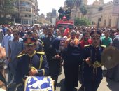 بالفيديو والصور.. محافظ ومدير أمن الدقهلية يتقدمان جنازة الشهيد عمرو السعدنى