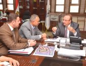 محافظ بنى سويف يبحث مع نائب وزير الإسكان البدء فى تطوير عزبة الصفيح