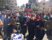 بالصور.. "مصر تودع أبطالها".. مئات الآلاف يشيعون جثامين شهداء حادث العريش.. المحافظون ومديرى الأمن يتقدمون الجنازات.. والأهالى يهتفون ضد الإرهاب.. وزوجة شهيد طوخ: "قالى متزعليش لو جيت ملفوف فى علم بلادى"