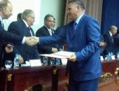 وزير التنمية المحلية يكرم السكرتير العام المساعد لمحافظة الإسماعيلية