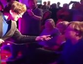 بالفيديو.. ميركل تغنى موسيقى "الجاز" فى حفل لحملتها الانتخابية 