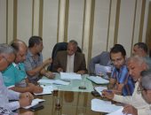 محافظ سوهاج لوفد الوزراء: تأخر وصول الدعم المالى سبب توقف المشروعات