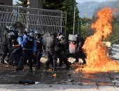 بالصور.. اشتباكات بين شرطة هندوراس وطلاب محتجين على اعتقال زملائهم