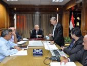 محافظ القليوبية يبحث تطوير ثلاثة طرق بالمحافظة