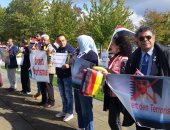 بالصور.. الجاليات العربية تتظاهر بالـ"موز" اعتراضا على زيارة تميم لألمانيا