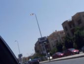 قارئ يرصد ترك أعمدة الكهرباء مضاءة نهارا فى شارع التسعين بالتجمع الخامس