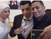محمد رمضان يلتقط سيلفى مع عروسين حضرا مسرحيته ليله زفافهما