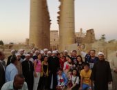 وزير الأوقاف يلتقط صورا مع السائحين فى زيارته معبد الأقصر ومسجد أبو الحجاج