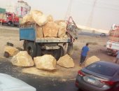 قارئ يشارك بصور سقوط حمولة أحجار على طريق الأوتوستراد فى حلوان