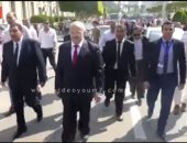 بالفيديو.. رئيس جامعة القاهرة فى جولة داخل الحرم الجامعى فى أول يوم دراسى