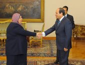  السيسي يمنح رشيدة فتح الله رئيس النيابة الإدارية السابقة وسام الجمهورية
