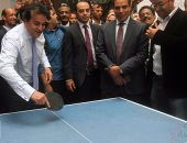 بالفيديو والصور..كلاكيت تانى مرة.. وزير التعليم العالى يهزم قيادات جامعة حلوان بتنس الطاولة