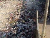 بالصور.. قارئ يشكو تراكم القمامة بكوبرى المشاة الموجود بمدخل مطار إمبابة