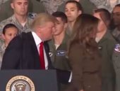 بالفيديو.. ترامب يحرج زوجته أمام الكاميرات من جديد