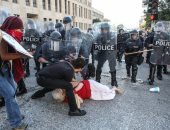 بالصور..الشرطة الأمريكية تسحل متظاهرين احتجاجا على حكم بتبرئة ضابط أبيض