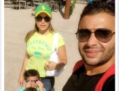 رامى صبرى ينشر صورة جديدة مع زوجته وأولاده التوأم على فيس بوك