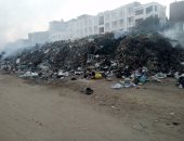 قبل بدء الدراسة.. تلال القمامة تحاصر مجمع مدارس بشتيل بالجيزة