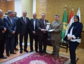 رئيس جامعة بنها يكرم نقيب صيادلة القليوبية