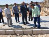 بالصور.. محافظ الوادى الجديد يتفقد الممشى السياحى ويوجه بتوفير الزى المدرسى