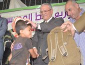بالصور .. محافظ المنيا يوزع حقائب مدرسية قدمتها مؤسسة خيرية بمغاغة