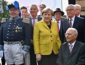 بالصور..ميركل ورئيس المفوضية الأوروبية يحتفلان بميلاد وزير المالية الألمانى