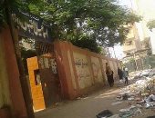 القمامة تحاصر مدرسة إسماعيل القبانى بالزاوية الحمراء قبل أيام من بدء الدراسة