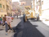 محافظ سوهاج : استمرار أعمال الرصف بشوارع منطقة المساكن بأخميم