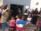 أولياء أمور يتظاهرون أمام محافظة الدقهلية لعدم قبول أبنائهم بالمدارس التجريبية