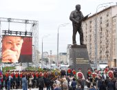 موسكو.. تنصيب تمثال لميخائيل كلاشينكوف صانع أكثر الأسلحة الروسية انتشارا