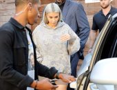 بالصور.. تعرف على سبب زيارة كيم كاردشيان لشقيقتها كورتنى بالـ bodyguards