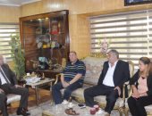 محافظ أسوان يلتقى مسئولى سوق ومعرض الترجمان