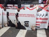 بالصور.. لافتات ضد قطر بنيويورك "ليس لداعمى الإرهاب مكان بالأمم المتحدة"
