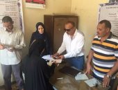 وكيل تضامن دمياط يتابع توزيع بطاقات "تكافل وكرامة" فى السرو والزرقا