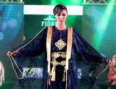 بالفيديو.. أميمة عزوز تمزج العبايات الخليجى بفساتين السهرة فى عرض موشن فاشون