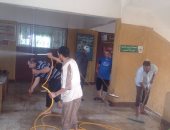 بالصور.."كنس ومسح ورش".. ناظر ومعلمو مدرسة ينظفونها بالدقهلية