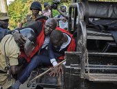 بالصور.. اشتباكات عنيفة فى أوغندا بسبب إلغاء الحد الأدنى لسن الرئاسة 