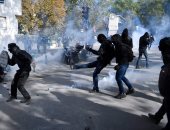 بالصور.. اشتباكات عنيفة بين الشرطة الفرنسية ومحتجين على قانون العمل