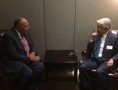 سامح شكرى يبحث تطوير العلاقات الثنائية مع وزير خارجية باكستان