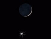 هلال القمر يقترن بالمشترى فى ظاهرة مشاهدة بالعين المجردة بسماء الوطن العربى