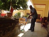 بالفيديو والصور .. مدرسين وطلاب بالسويس يتطوعون لتنظيف مدرستهم 