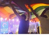 رفع علم المثليين فى حفل بالتجمع الخامس لفرقة "مشروع ليلى" 