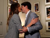 بالصور.. رئيس وزراء كندا يستقبل زوجة ترامب بـ"البوسة والحضن"