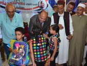بالصور .. محافظ مطروح يوزع ملابس وأدوات مدرسية على 600 طفل يتيم