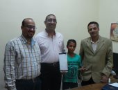 بالفيديو والصور.. طالب بسوهاج يخترع "سبورة كهروكميائية" تعمل بالبطارية