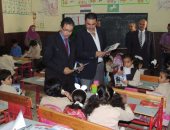 مديرية أمن الشرقية توزع أدوات مدرسية على التلاميذ بالمدارس